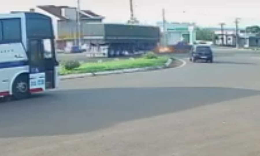 Carro é arrastado e pega fogo após ser atingido por carreta em Agrocafeeira
